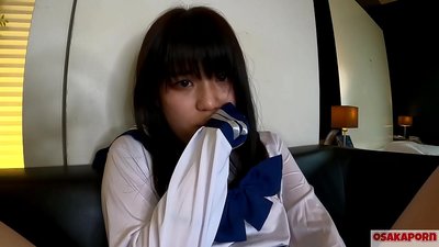 Menina japonesa de 18 anos com pequenos esguichos de mamas e orgasmos com fodas de dedos e brinquedo sexual. Garota asiática em fantasia de cosplay na escola dá broches em vídeo amador. Mao 7 OSAKAPORN.